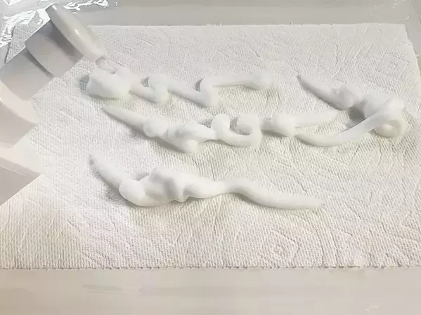 キッチンペーパーにハンドソープを塗って、カラカラに乾かすと…？　できたものに「屋外で使える！」