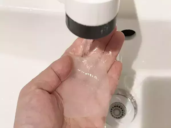 キッチンペーパーにハンドソープを塗って、カラカラに乾かすと…？　できたものに「屋外で使える！」