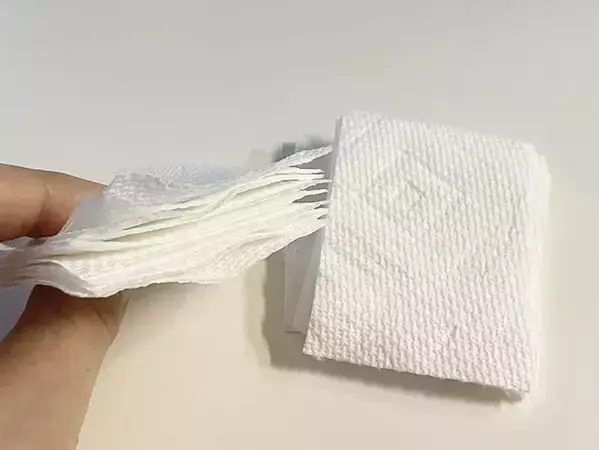 キッチンペーパーにハンドソープを塗って、カラカラに乾かすと…？　できたものに「屋外で使える！」