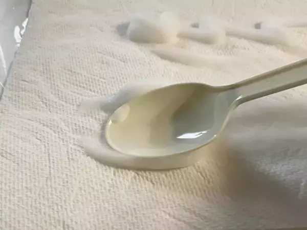 キッチンペーパーにハンドソープを塗って、カラカラに乾かすと…？　できたものに「屋外で使える！」