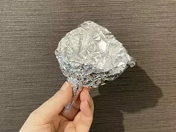 アルミホイルを四つ折りにして？　警視庁が教える活用法に「もうこぼさない！」