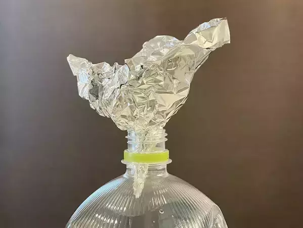 アルミホイルを四つ折りにして？　警視庁が教える活用法に「もうこぼさない！」