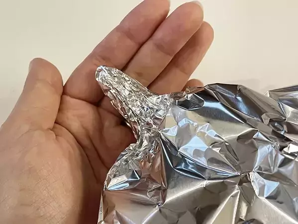 アルミホイルを四つ折りにして？　警視庁が教える活用法に「もうこぼさない！」