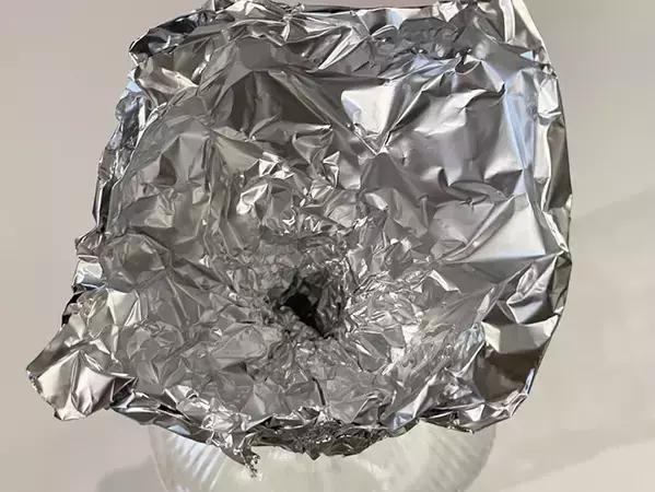 アルミホイルを四つ折りにして？　警視庁が教える活用法に「もうこぼさない！」