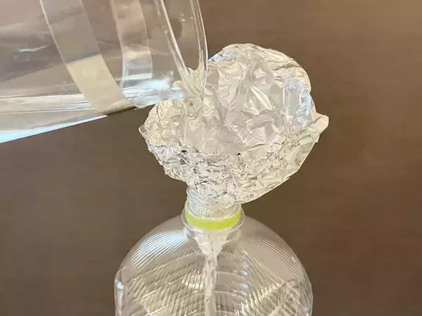 アルミホイルを四つ折りにして？　警視庁が教える活用法に「もうこぼさない！」