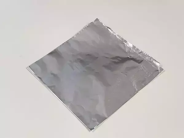 アルミホイルを四つ折りにして？　警視庁が教える活用法に「もうこぼさない！」