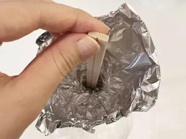 アルミホイルを四つ折りにして？　警視庁が教える活用法に「もうこぼさない！」