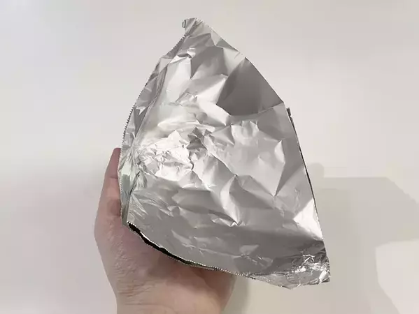 アルミホイルを四つ折りにして？　警視庁が教える活用法に「もうこぼさない！」