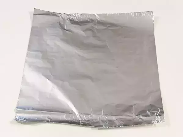 アルミホイルを四つ折りにして？　警視庁が教える活用法に「もうこぼさない！」