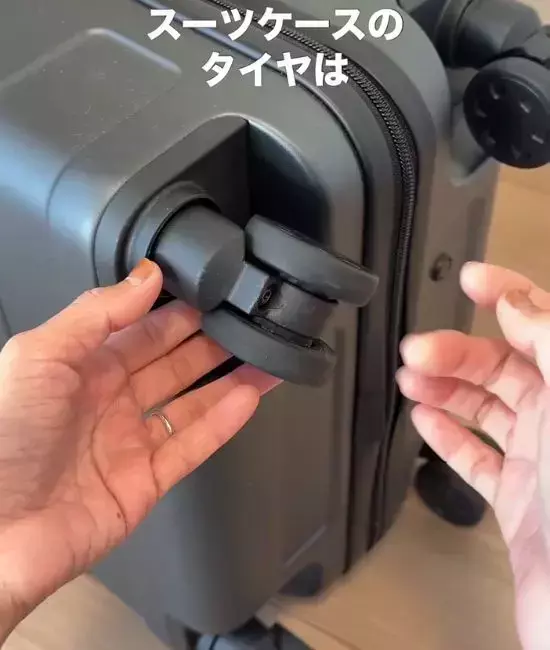よく伸びるヘアゴムを用意して！　スーツケースのタイヤに装着すると？「真似します」「超便利」