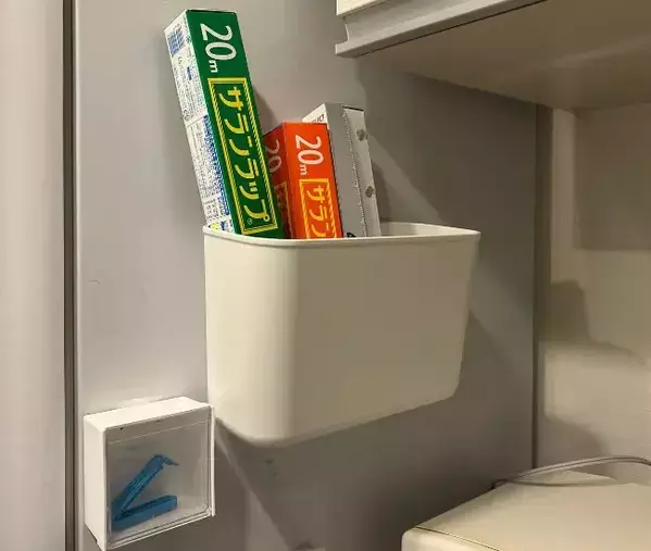 冷蔵庫横の空きスペース　収納に変える方法に「めっちゃ賢い」「すぐできる」