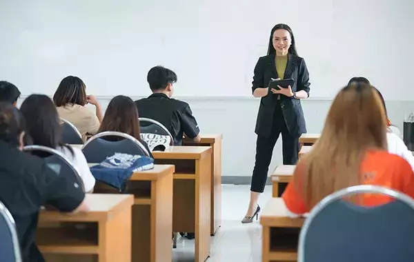 「職場の先輩・後輩」←英語でなんて言う？　日本人の多くが知らない日常英語