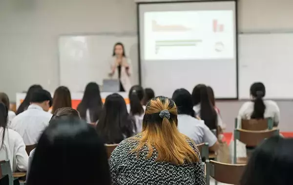 「職場の先輩・後輩」←英語でなんて言う？　日本人の多くが知らない日常英語