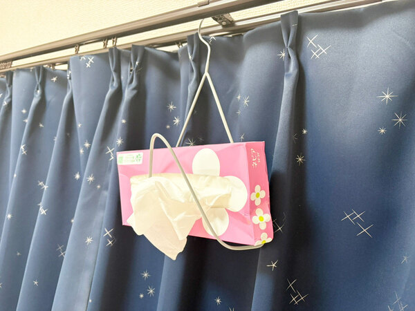 針金ハンガーを半分に折りたたんで…　思わぬ活用法に「不便が解消」「掃除に便利」