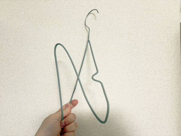 針金ハンガーを半分に折りたたんで…　思わぬ活用法に「不便が解消」「掃除に便利」