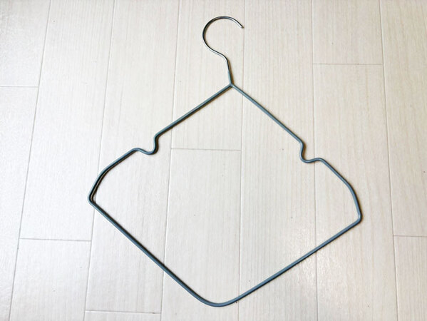 針金ハンガーを半分に折りたたんで…　思わぬ活用法に「不便が解消」「掃除に便利」