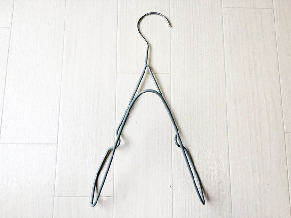 針金ハンガーを半分に折りたたんで…　思わぬ活用法に「不便が解消」「掃除に便利」