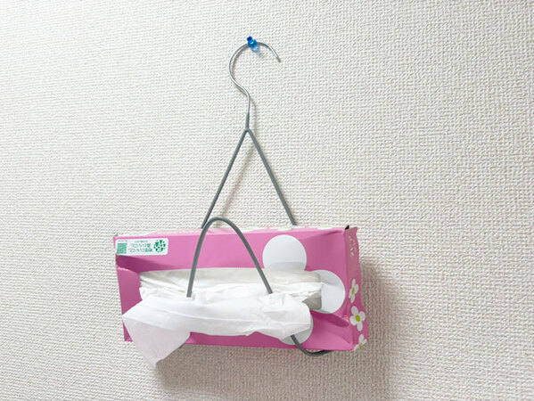 針金ハンガーを半分に折りたたんで…　思わぬ活用法に「不便が解消」「掃除に便利」