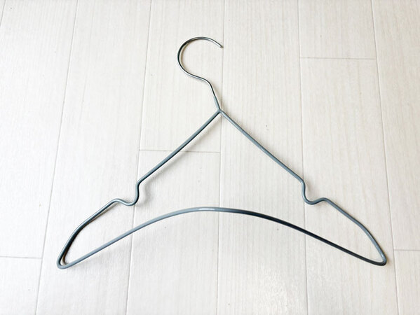 針金ハンガーを半分に折りたたんで…　思わぬ活用法に「不便が解消」「掃除に便利」