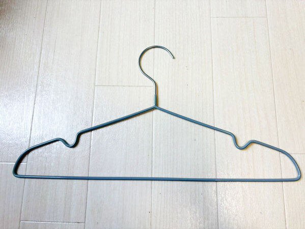 針金ハンガーを半分に折りたたんで…　思わぬ活用法に「不便が解消」「掃除に便利」