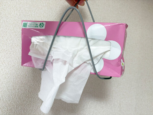 針金ハンガーを半分に折りたたんで…　思わぬ活用法に「不便が解消」「掃除に便利」