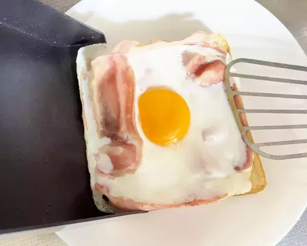 フライパンはもう使いません！　目玉焼きトーストを作る時は…