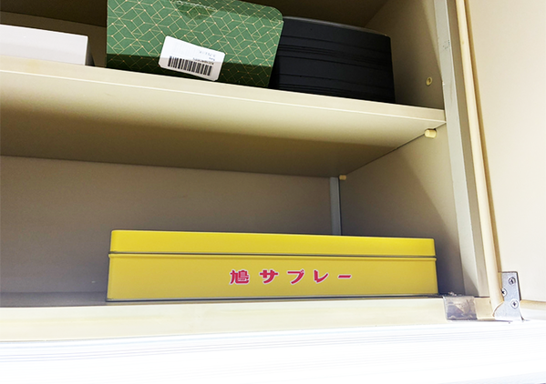 『鳩サブレー』の黄色い缶、捨てないで！　仕切りを生かした活用法に「ジャストフィット！」