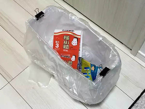 余った紙袋が『ゴミ箱』として使える！　100均アイテムと組み合わせる便利な方法