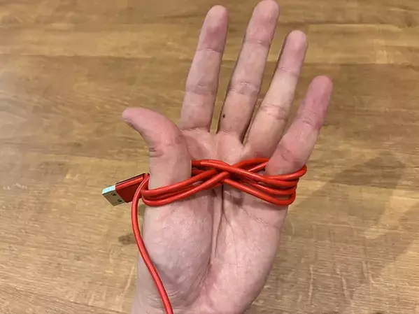 充電ケーブルを『8の字』に巻きつけて…　自衛隊が教えるまとめ方で、持ち運びがラクになる