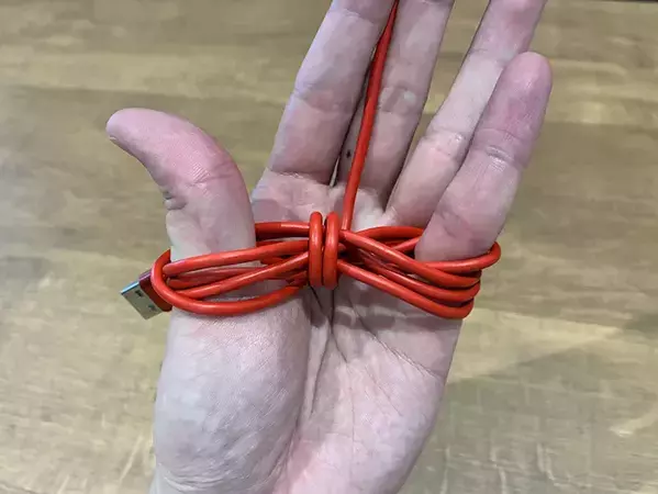 充電ケーブルを『8の字』に巻きつけて…　自衛隊が教えるまとめ方で、持ち運びがラクになる