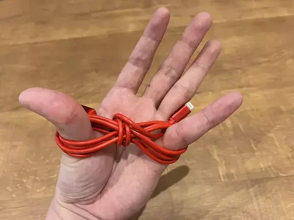 充電ケーブルを『8の字』に巻きつけて…　自衛隊が教えるまとめ方で、持ち運びがラクになる