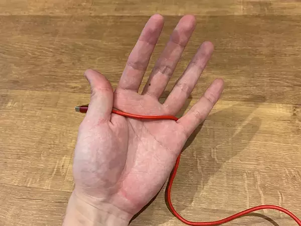 充電ケーブルを『8の字』に巻きつけて…　自衛隊が教えるまとめ方で、持ち運びがラクになる