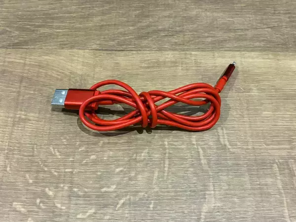 充電ケーブルを『8の字』に巻きつけて…　自衛隊が教えるまとめ方で、持ち運びがラクになる