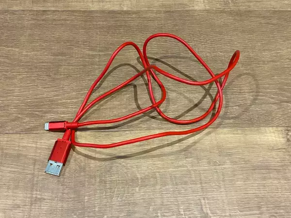 充電ケーブルを『8の字』に巻きつけて…　自衛隊が教えるまとめ方で、持ち運びがラクになる