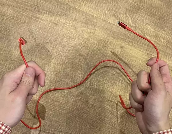 充電ケーブルを『8の字』に巻きつけて…　自衛隊が教えるまとめ方で、持ち運びがラクになる