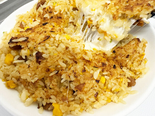 冷凍チャーハンにさけるチーズを加えて…　材料2つだけの反則級アレンジに「あっという間に完食」