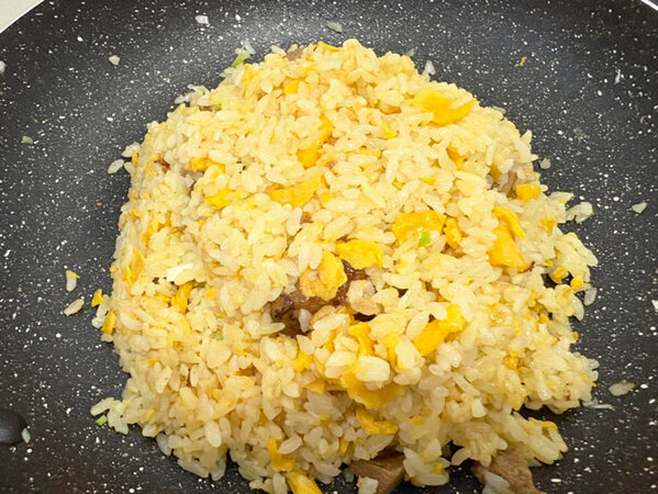 冷凍チャーハンにさけるチーズを加えて…　材料2つだけの反則級アレンジに「あっという間に完食」