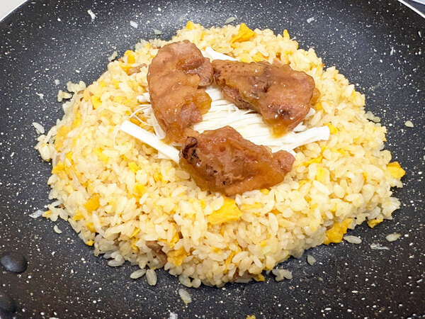 冷凍チャーハンにさけるチーズを加えて…　材料2つだけの反則級アレンジに「あっという間に完食」