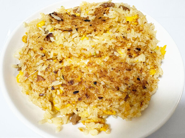 冷凍チャーハンにさけるチーズを加えて…　材料2つだけの反則級アレンジに「あっという間に完食」