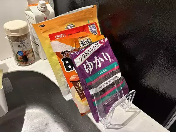 ハンカチスタンドがキッチンの収納にも役立つ　100均アイテムの意外な使い道3選