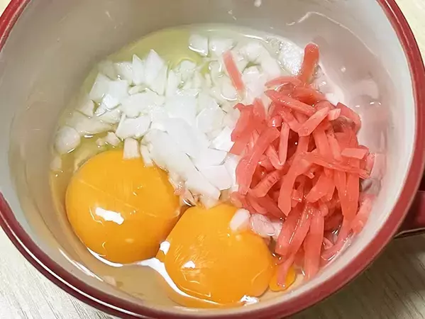 新タマネギに卵を注いで焼くと…？　完成した料理に「インパクト抜群」「お弁当にもいい」