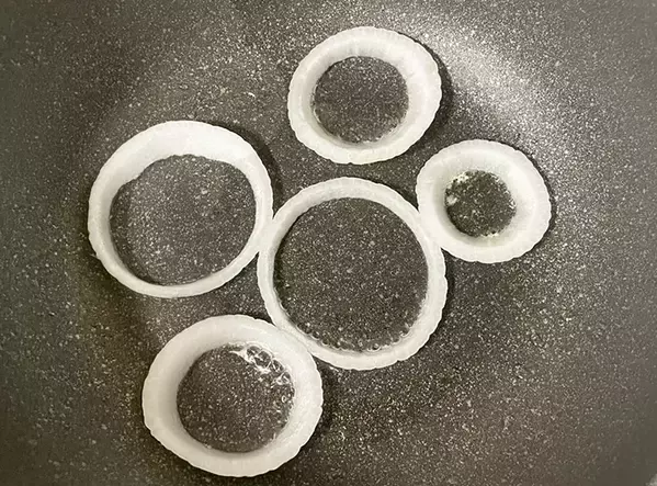 新タマネギに卵を注いで焼くと…？　完成した料理に「インパクト抜群」「お弁当にもいい」