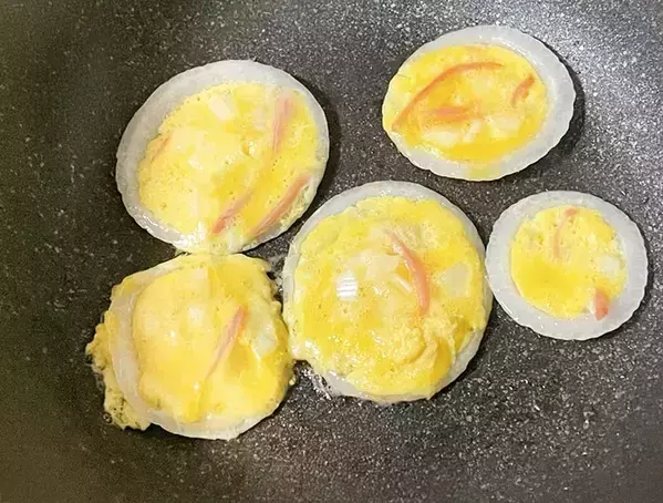 新タマネギに卵を注いで焼くと…？　完成した料理に「インパクト抜群」「お弁当にもいい」