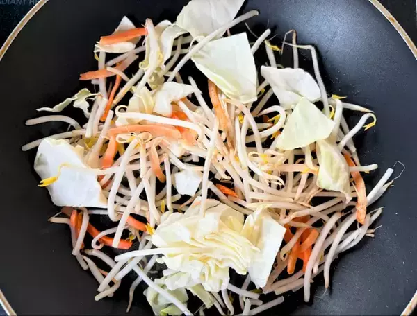 麺を袋ごと叩いて砕く！？　インスタント麺の思わぬ使い道に「え、うま」「このために買う」