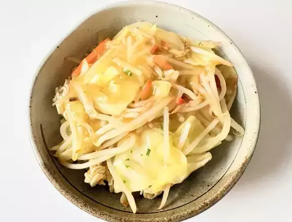 麺を袋ごと叩いて砕く！？　インスタント麺の思わぬ使い道に「え、うま」「このために買う」