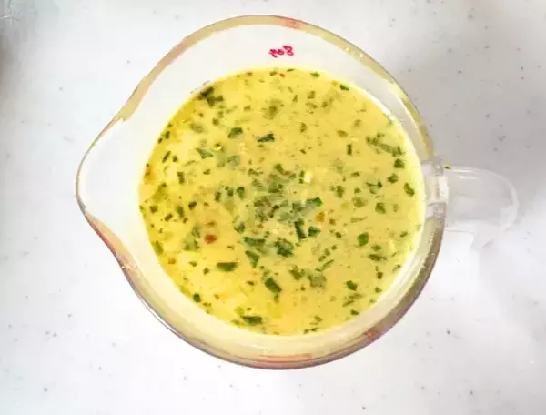 麺を袋ごと叩いて砕く！？　インスタント麺の思わぬ使い道に「え、うま」「このために買う」