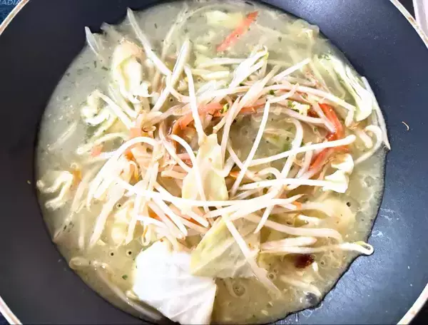 麺を袋ごと叩いて砕く！？　インスタント麺の思わぬ使い道に「え、うま」「このために買う」