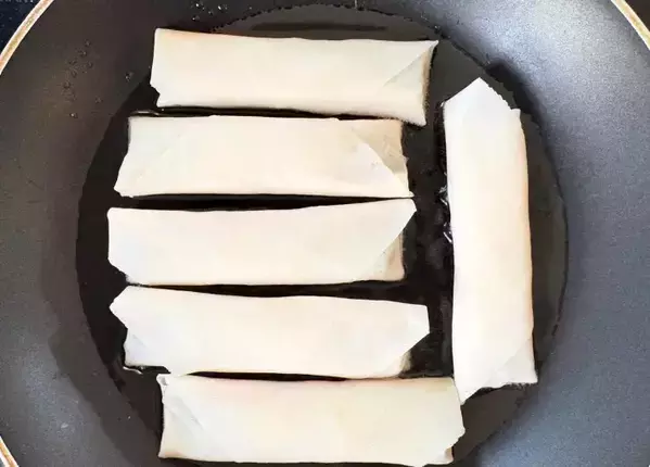 具材は炒めません！　春巻きの皮の思わぬ使い道に「夫が無言で食べ続けるほどハマった」