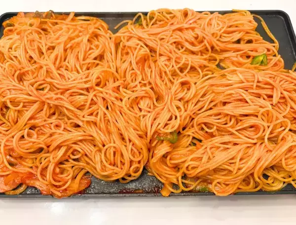 ナポリタンを2つに分けて…？　できたものに「手が止まらない」「普通のものに戻れない」
