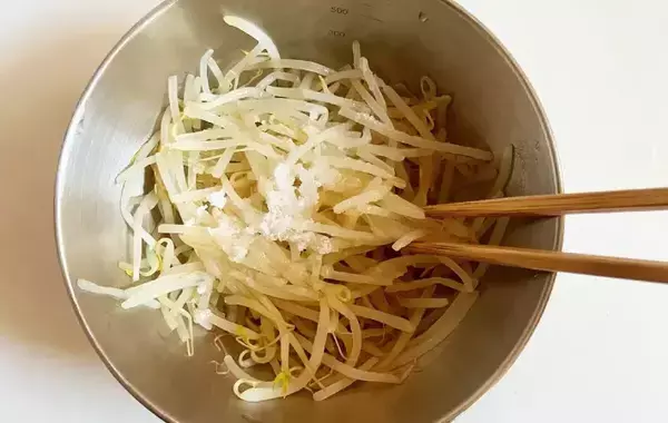 モヤシがあったら作って！　材料3つを加えてレンチンすると…「夫がおかわり希望」